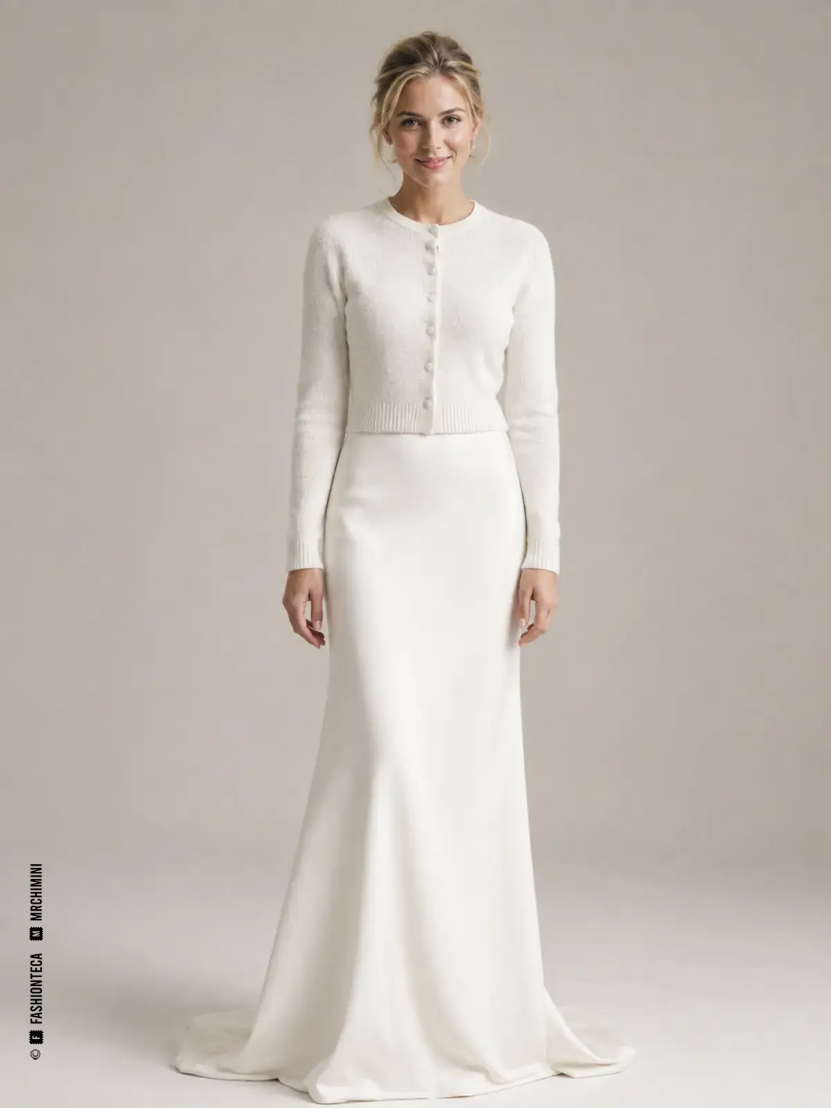 Novia con cárdigan corto de punto color marfil sobre vestido blanco sencillo.