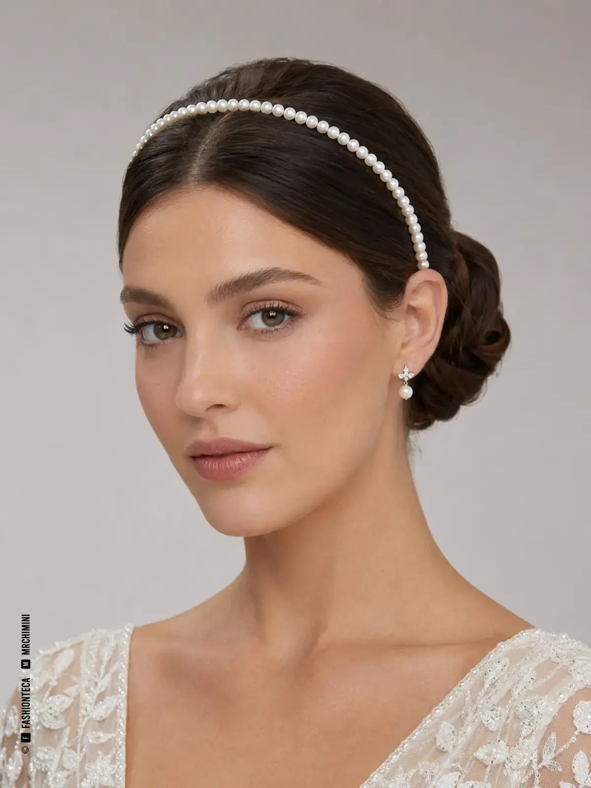 Novia con diadema nupcial estrecha de perlas marfil, de oreja a oreja y perfil bajo.