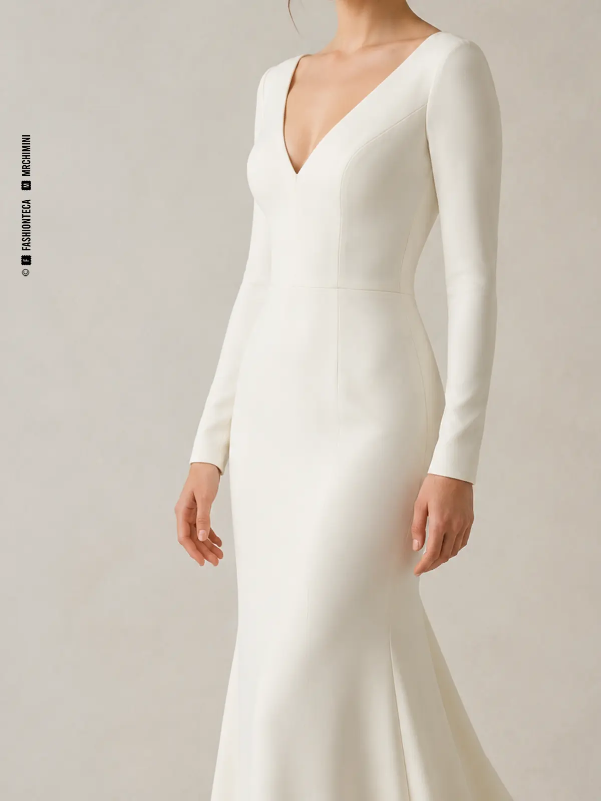 Vestido de novia marfil con manga nupcial larga ajustada, vista frontal de estudio.