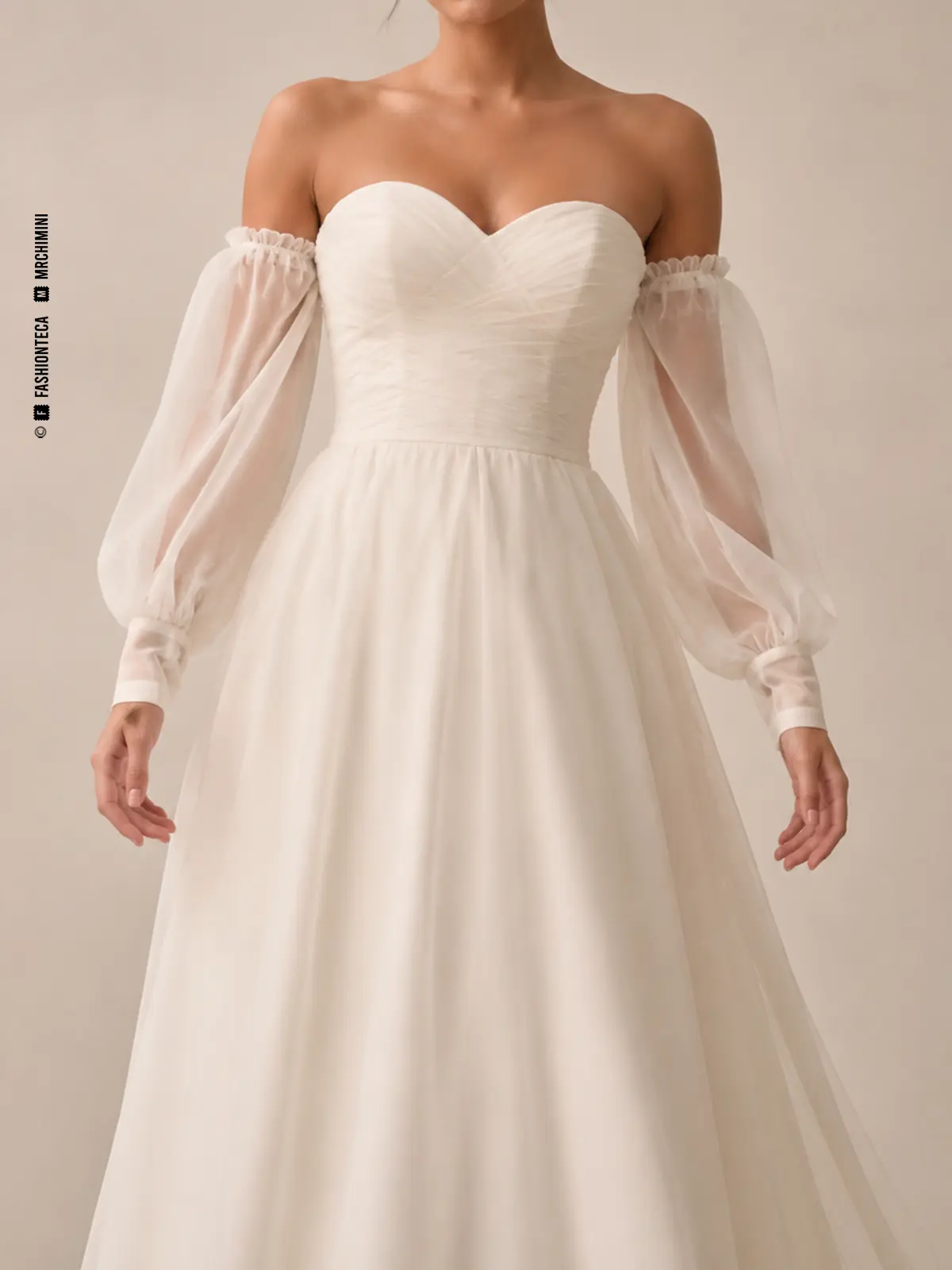 Vestido de novia marfil con manga nupcial desmontable, vista frontal de estudio.
