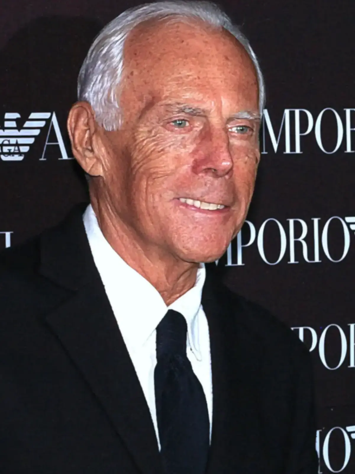Retrato de Giorgio Armani.