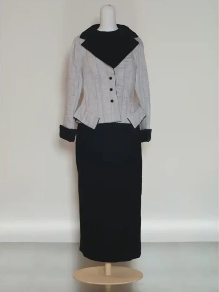 Conjunto negro y gris diseñado por Gianfranco Ferré.