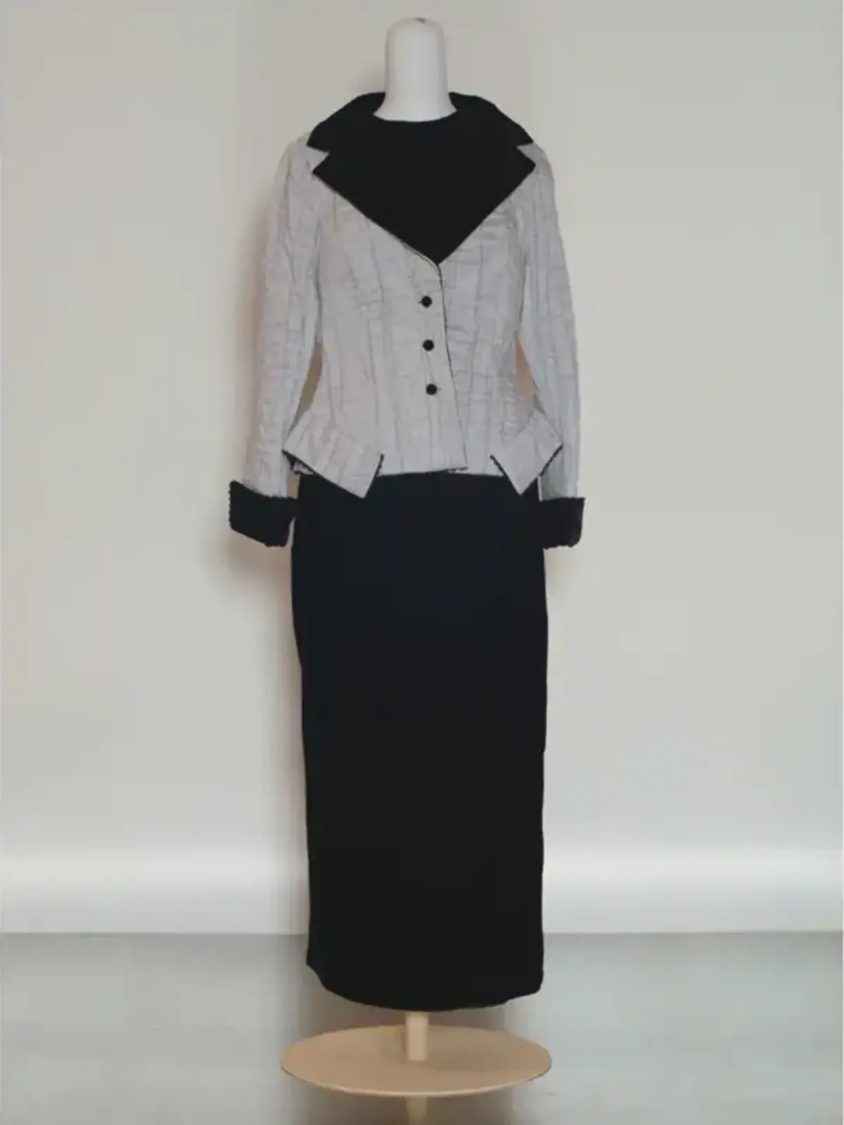 GIANFRANCO FERRÉ — Diseñadores de Moda Conjunto negro y gris diseñado por Gianfranco Ferré.