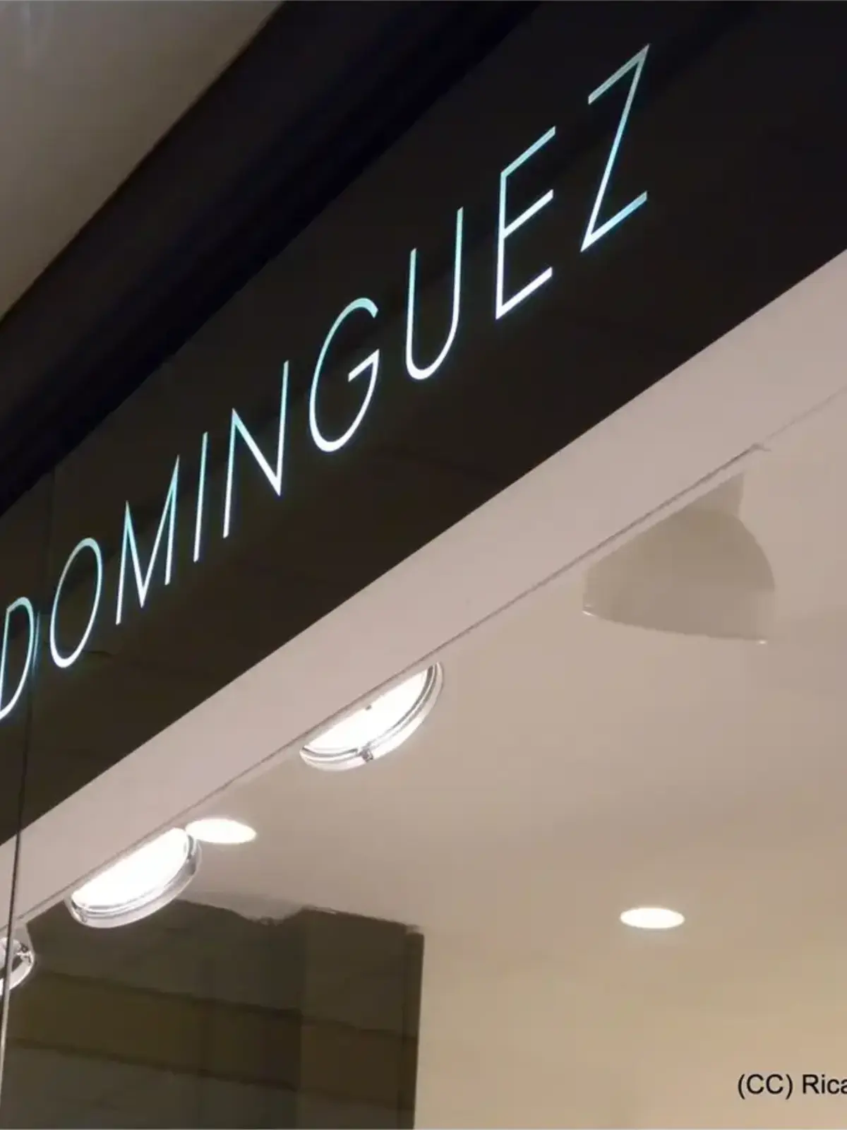 Rótulo de una tienda Adolfo Domínguez, imagen documental de la Casa.