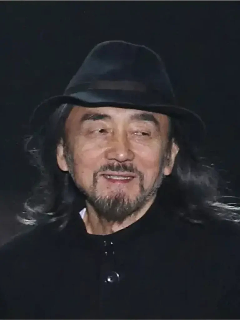 Retrato de Yohji Yamamoto.