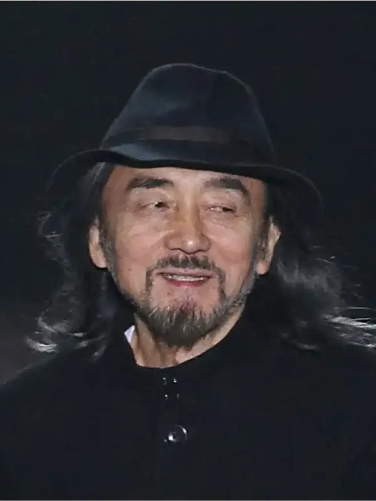 Retrato de Yohji Yamamoto.