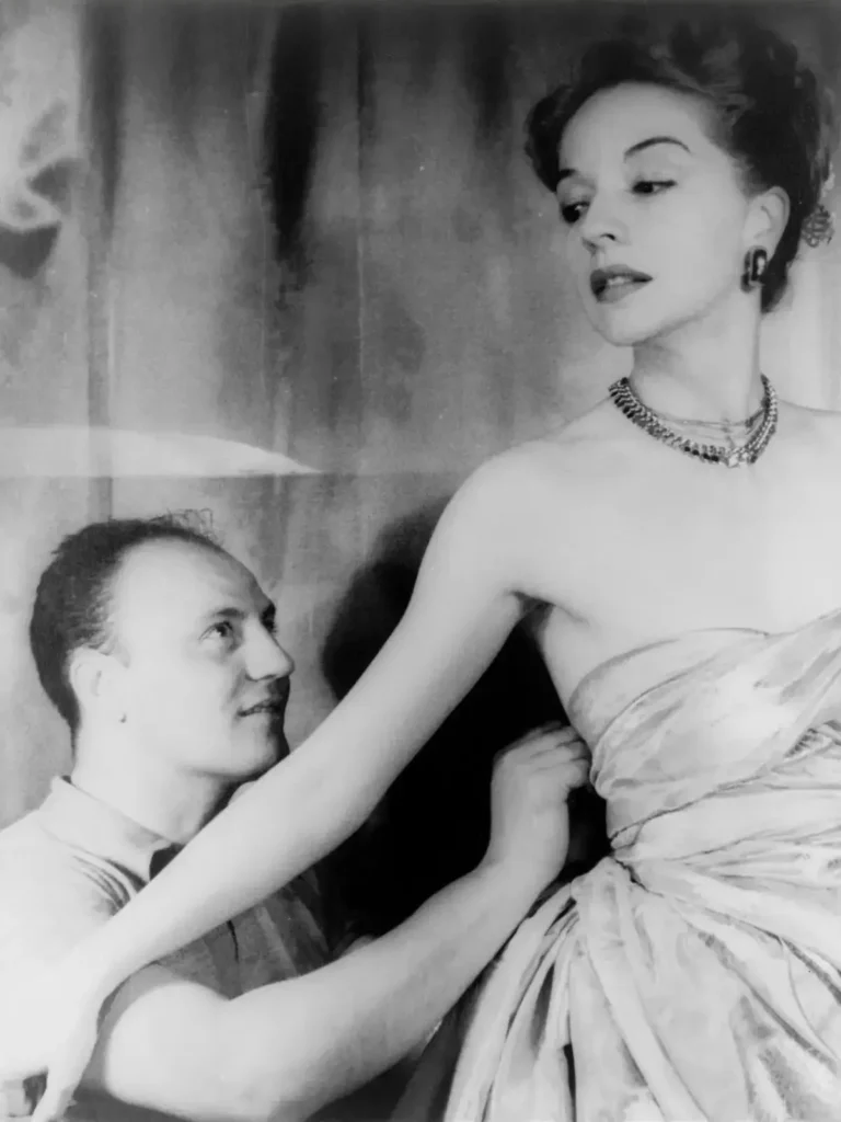 Pierre Balmain junto a Ruth Ford, fotografiados en 1947.