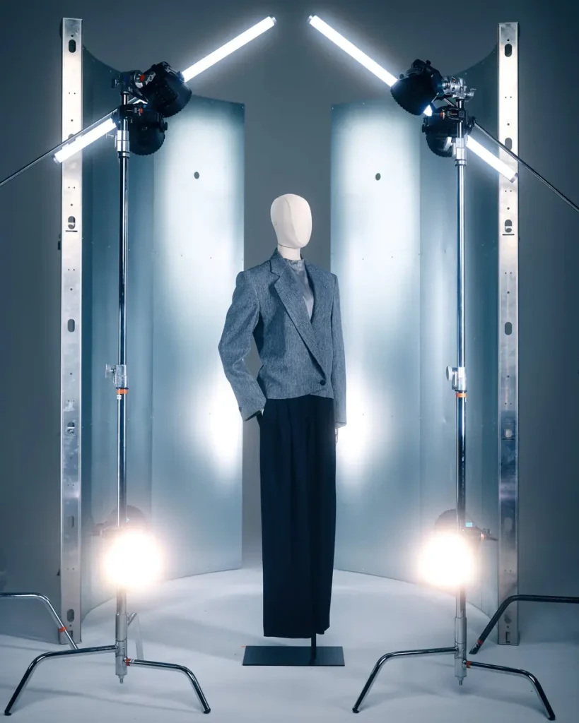 Conjunto femenino Giorgio Armani de 1979 con chaqueta de doble botonadura y pantalón