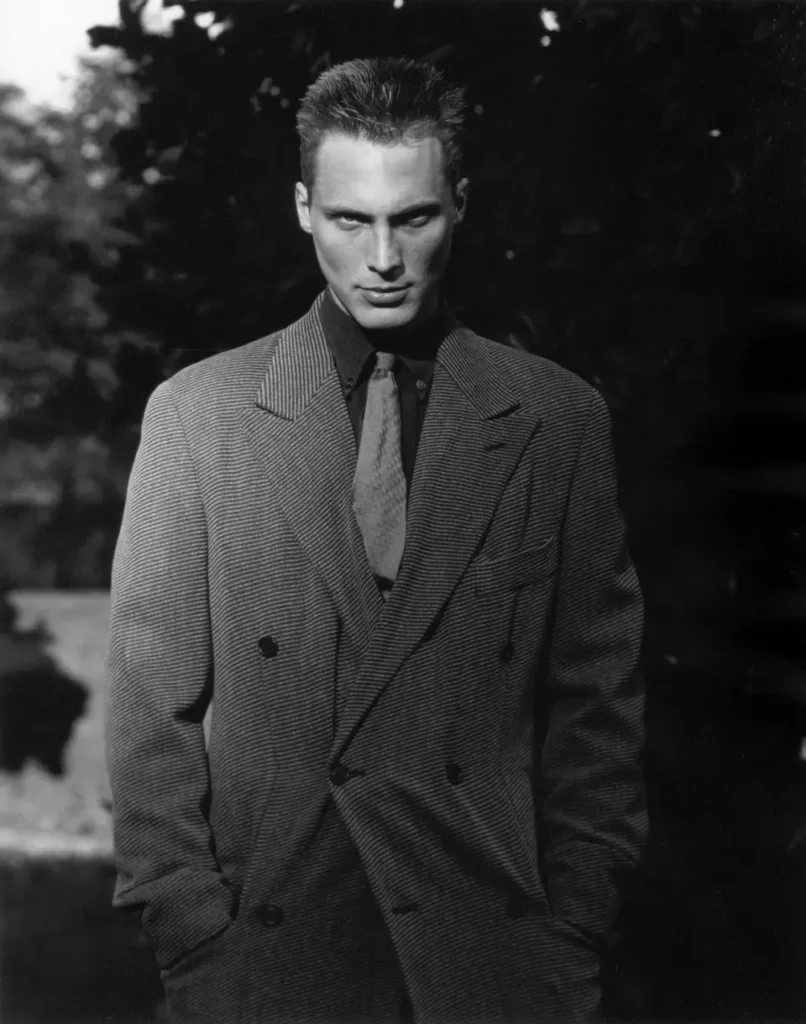 Traje masculino Giorgio Armani de 1991 presentado sobre maniquí