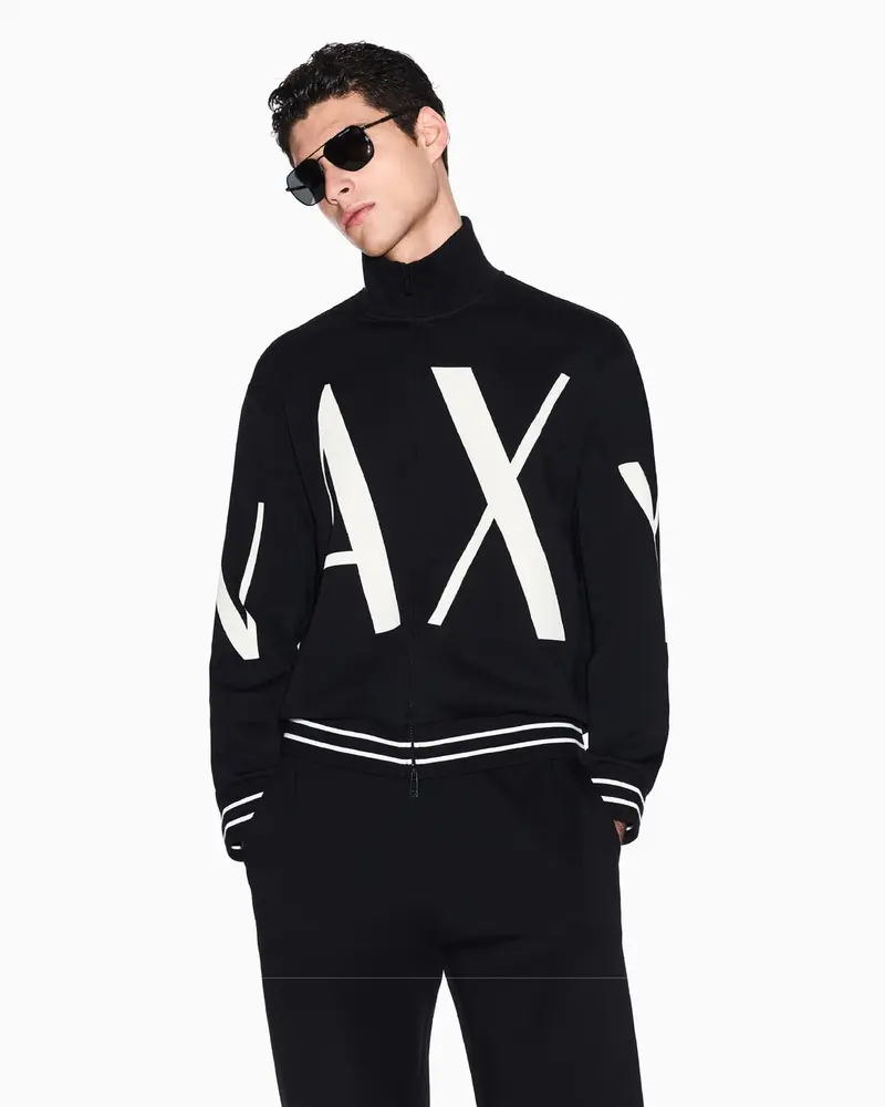 Modelo con jersey negro de gran logotipo A|X Armani Exchange
