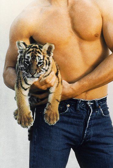 Modelo con vaqueros Armani Jeans en una imagen histórica asociada al lanzamiento de la línea