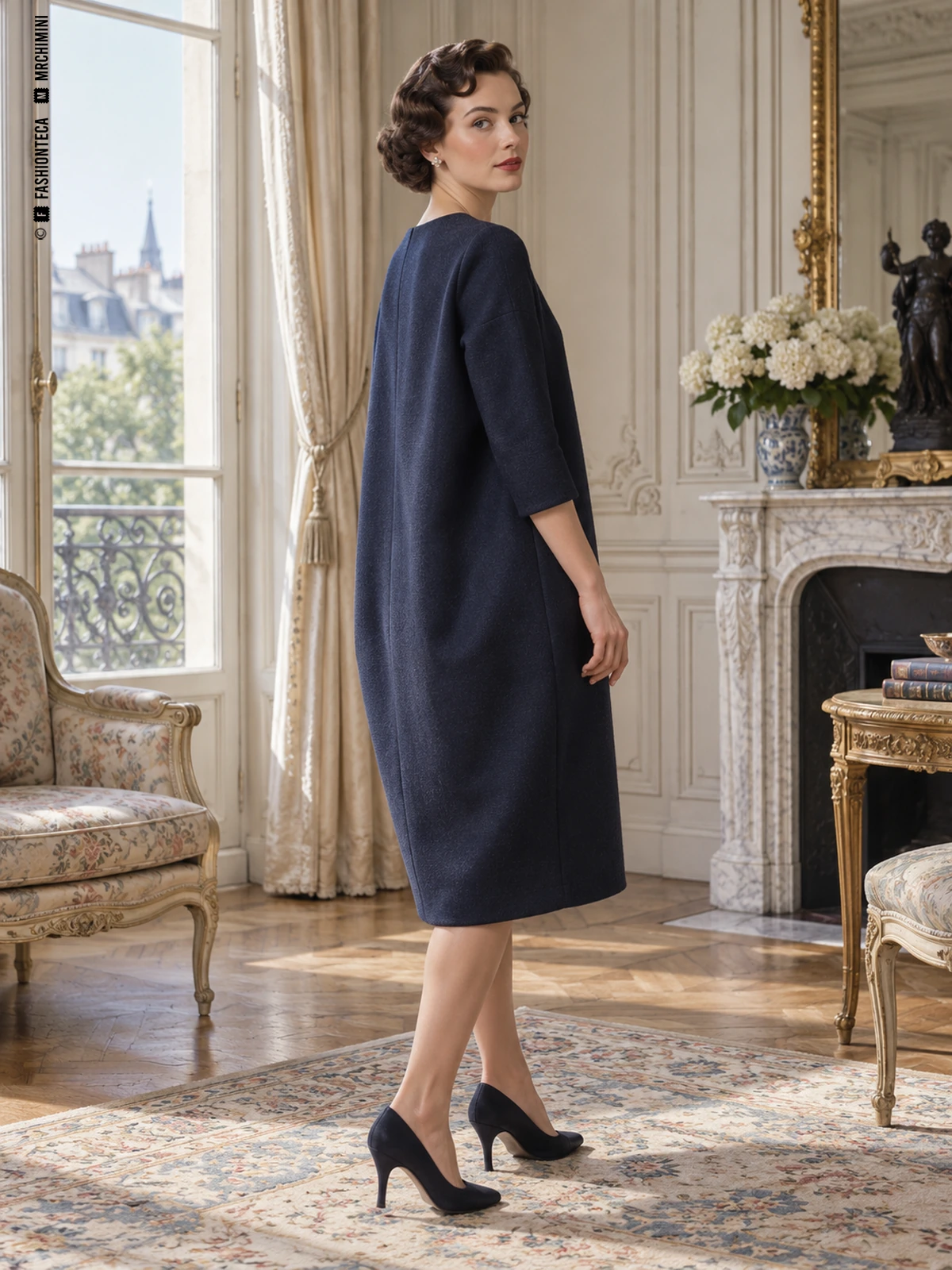 Recreación de una silueta de los años cincuenta: vestido azul oscuro de línea saco, visto de tres cuartos en un salón parisino.