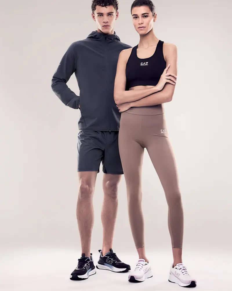 Dos modelos con prendas técnicas y deportivas EA7 Emporio Armani