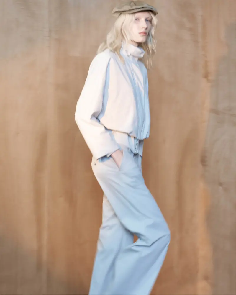 Modelo con traje fluido azul claro de Emporio Armani