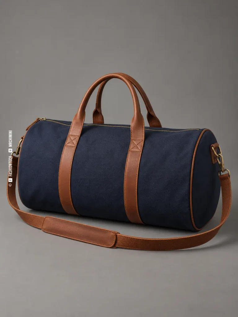 bolsa duffel cilíndrica de lona azul marino fotografiada en estudio sobre fondo gris, con asas y correa coñac