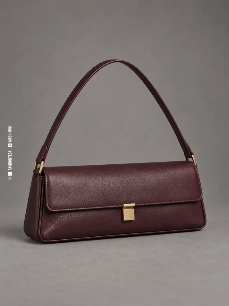 bolso baguette color ciruela fotografiado en estudio sobre fondo gris, con cuerpo alargado, solapa y correa corta
