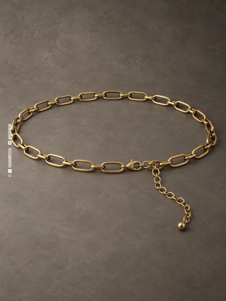 cinturón completo de cadena dorada fotografiado en estudio sobre fondo gris con cierre y extensión