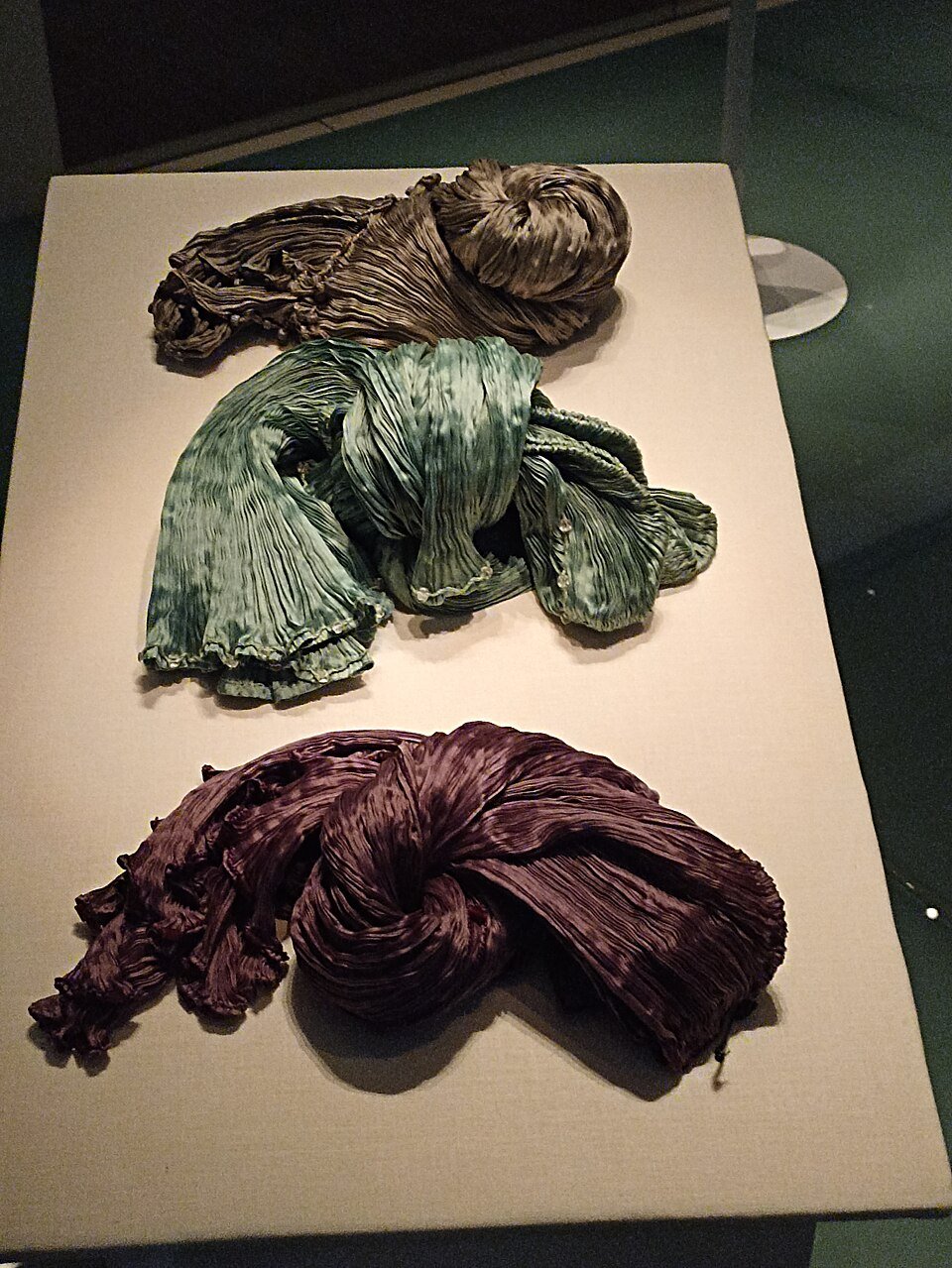 Plisado de vestidos Delphos expuesto en Madrid