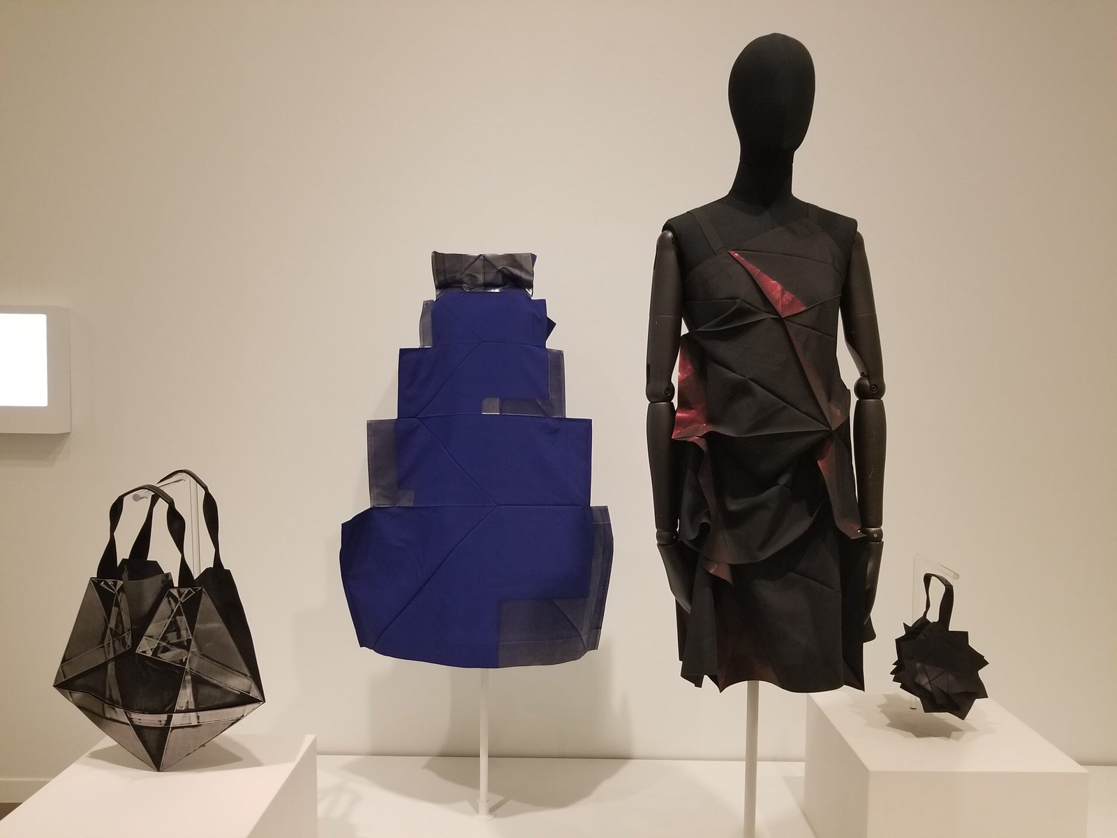 132 5. ISSEY MIYAKE: geometría y volumen
