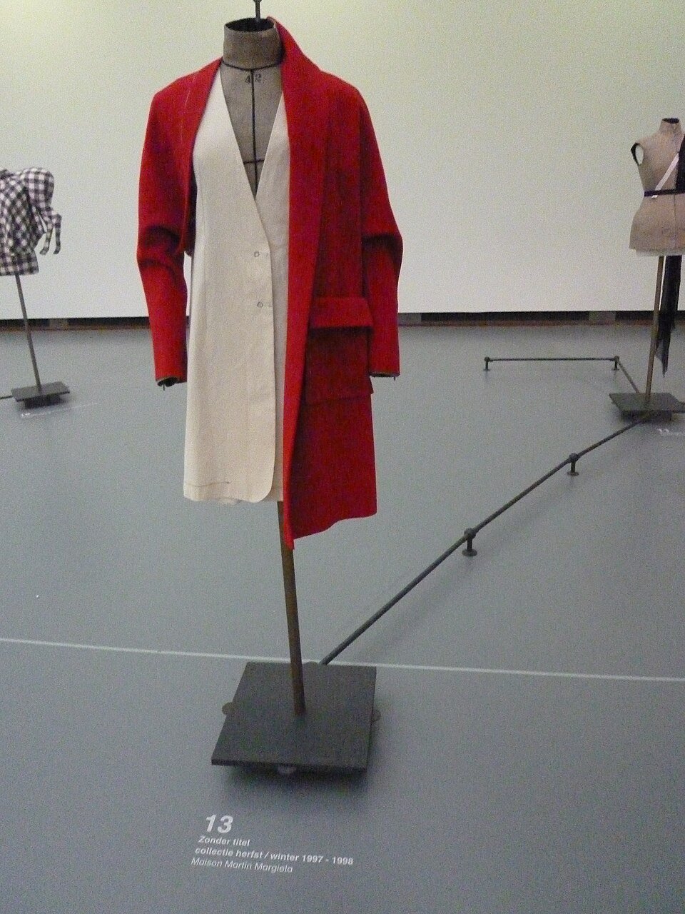Vestido blanco y abrigo rojo, otoño-invierno 1997–98