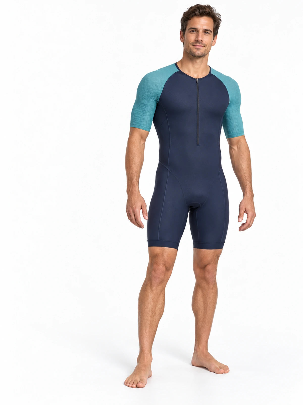 Mono de triatlón · Ilustración del concepto Persona adulta con mono de triatlón de manga corta azul marino y verde azulado, visto de frente sobre fondo blanco.
