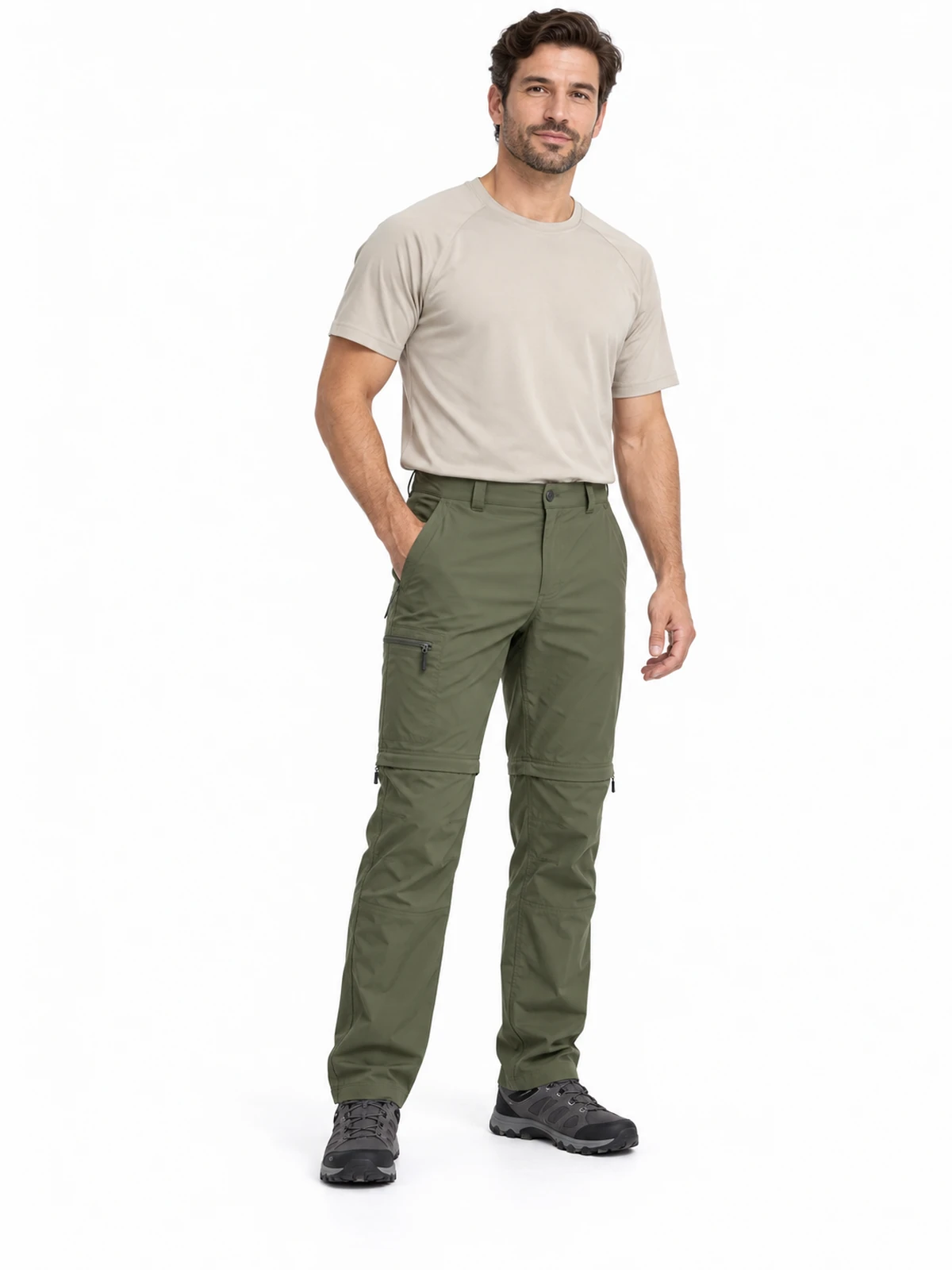 Modelo adulto con pantalón de senderismo verde oliva y uniones desmontables visibles en ambas perneras, sobre fondo blanco.