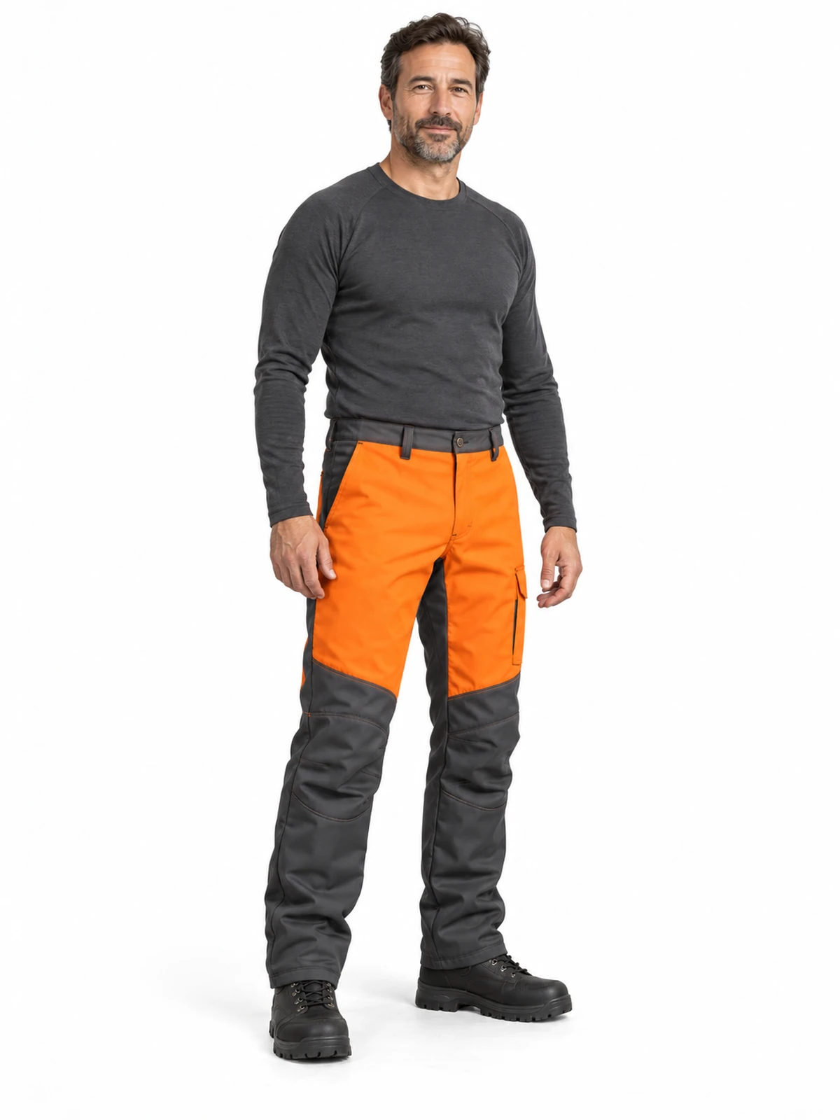 Modelo adulto con pantalón forestal de protección de diseño ilustrativo en naranja y gris oscuro, fotografiado sobre fondo blanco y sin motosierra.