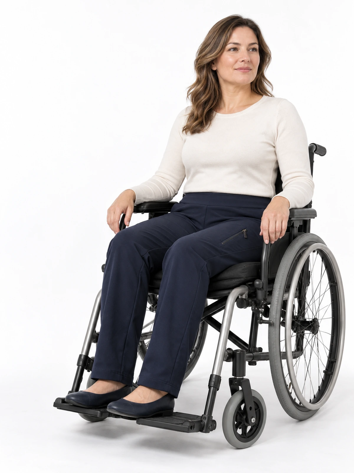 Pantalón para posición sentada · Ilustración del concepto Persona adulta en silla de ruedas con pantalón azul de corte sentado, mostrando su ajuste y un bolsillo accesible en el muslo.