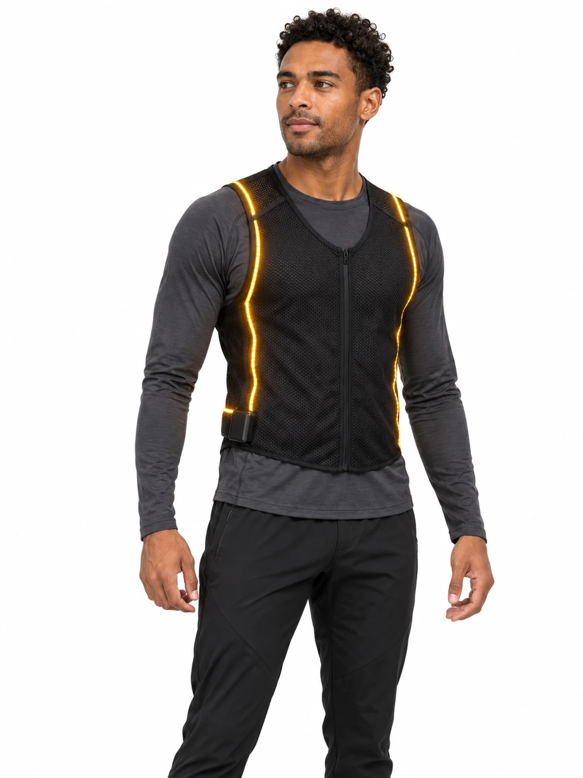 Persona adulta con sobrechaleco deportivo negro de tiras luminosas amarillas, presentado sobre fondo blanco para mostrar su distribución frontal y lateral.