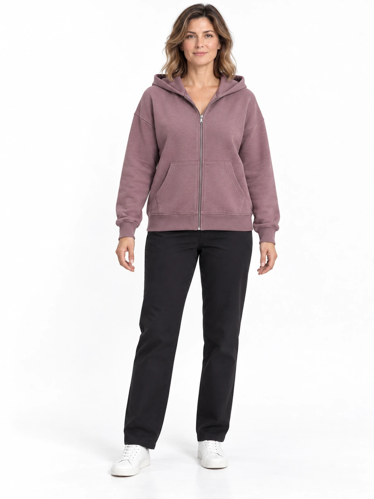 Sudadera con cremallera completa · Ilustración del concepto Persona adulta con sudadera malva de capucha y cremallera completa, bolsillos delanteros y puños de canalé, sobre fondo blanco.