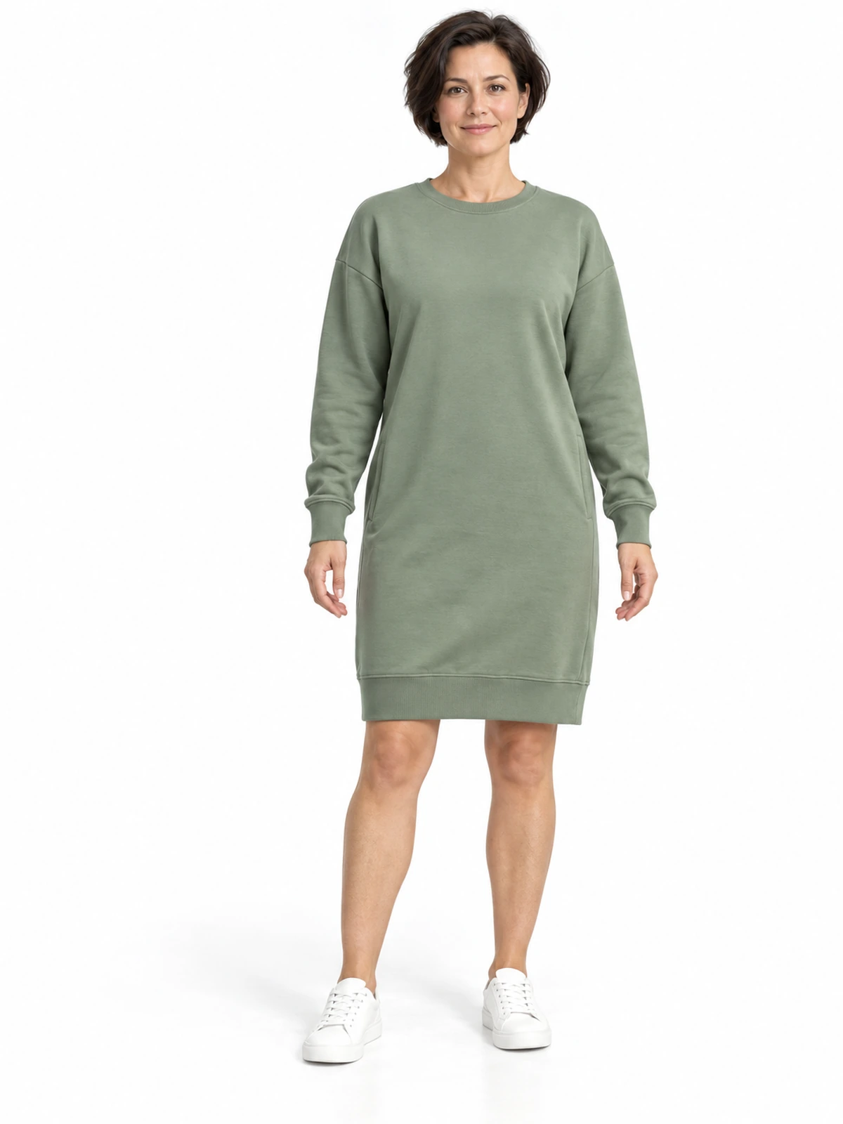 Mujer adulta con vestido sudadera verde salvia de cuello redondo, manga larga y largo a la rodilla, de cuerpo entero sobre fondo blanco.