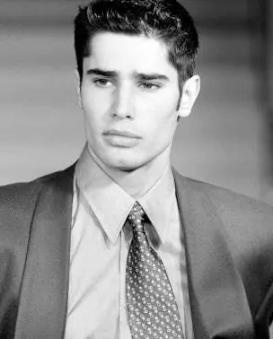 Cameron Alborzian con traje masculino en el desfile Gucci otoño-invierno 1995