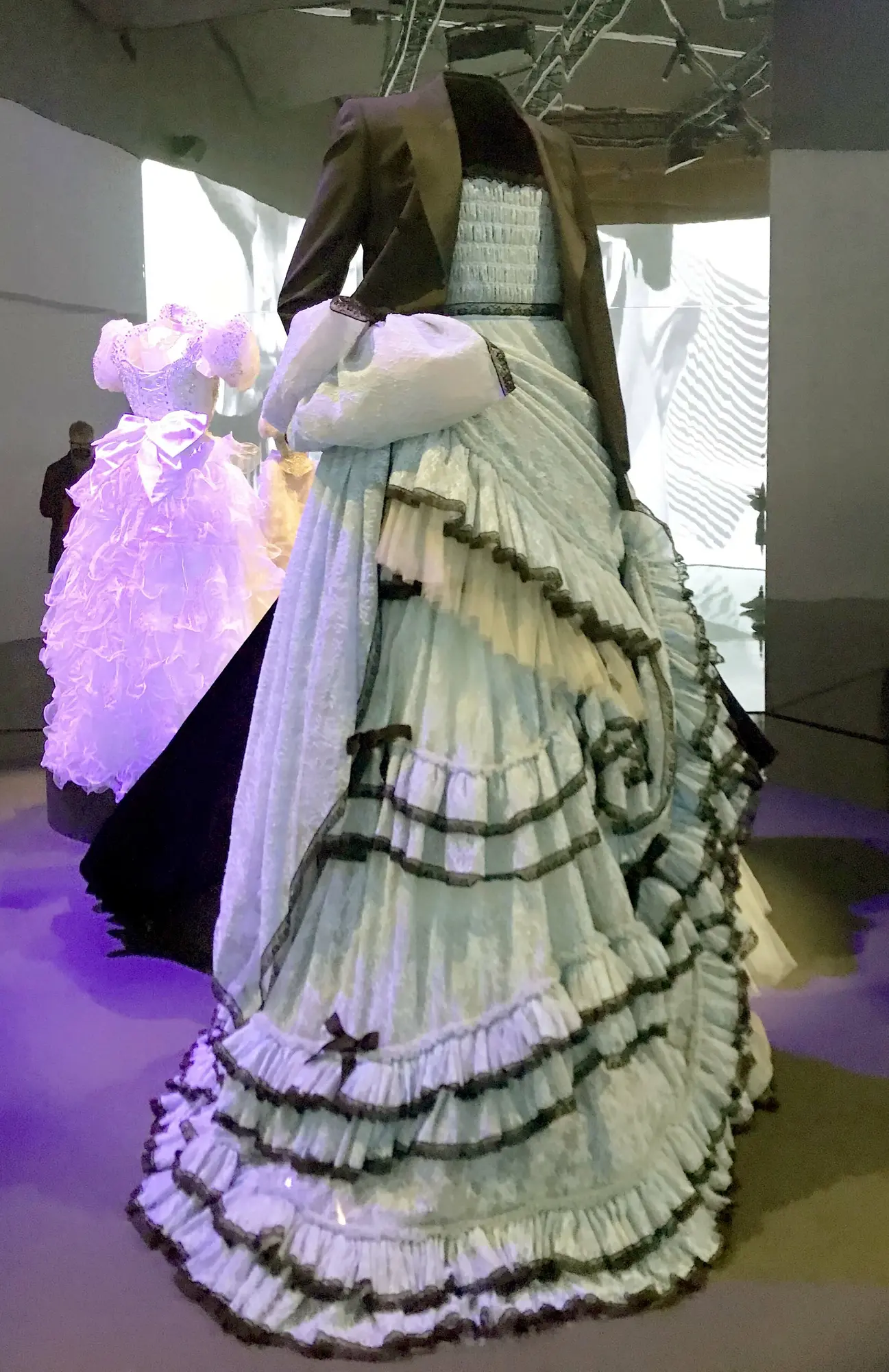Vestido Gucci diseñado por Alessandro Michele expuesto sobre maniquí