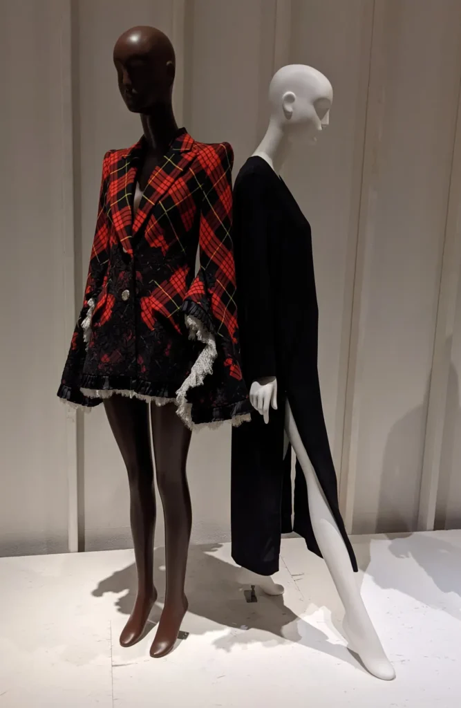 Conjunto Hermès de los años noventa expuesto sobre maniquí
