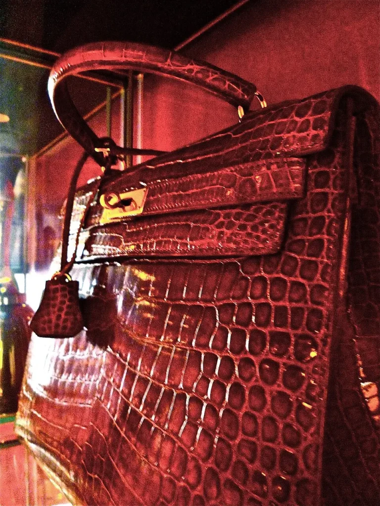 Bolso Kelly de Hermès en piel de cocodrilo roja