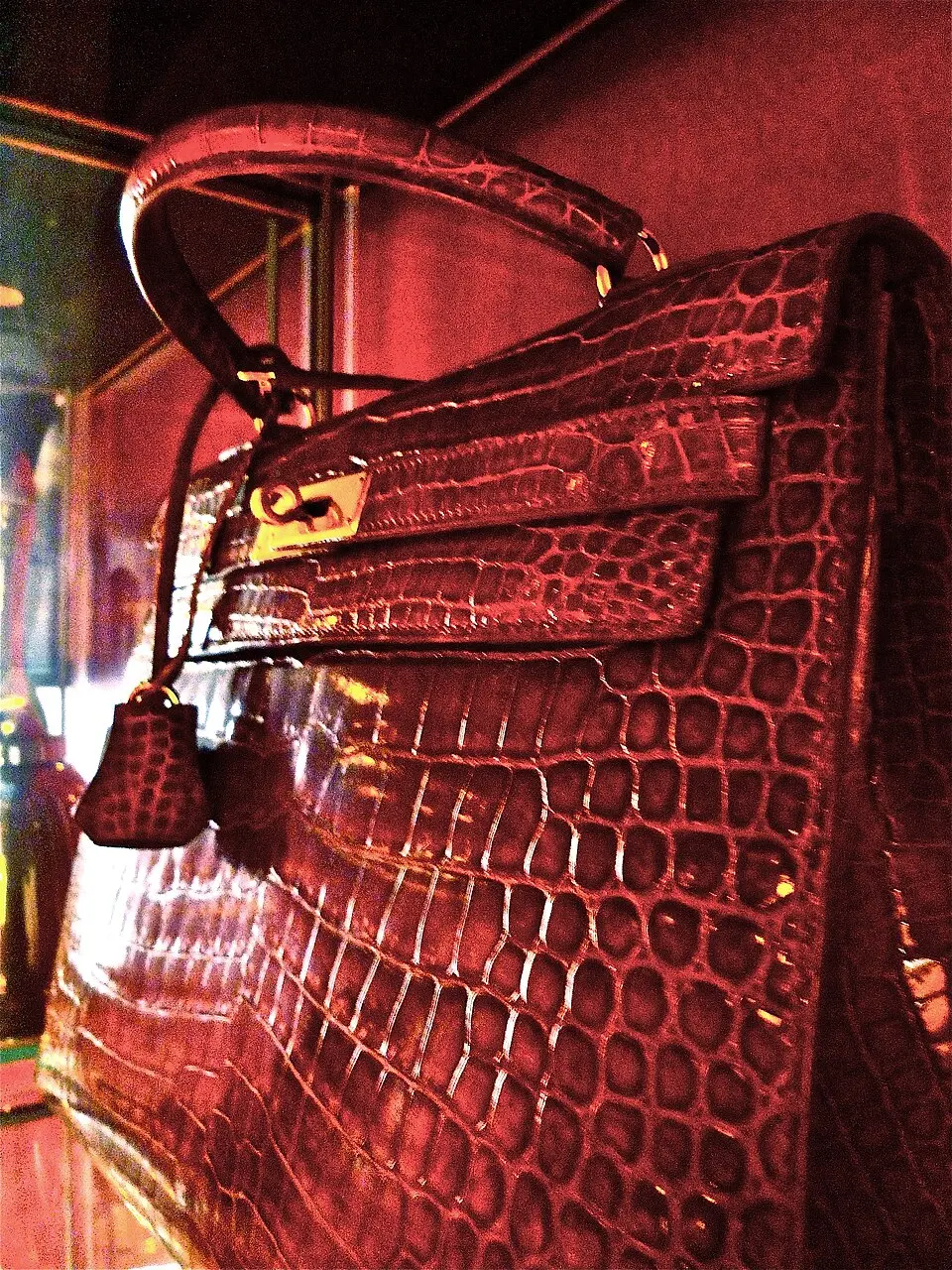 Bolso Kelly de Hermès en piel de cocodrilo roja