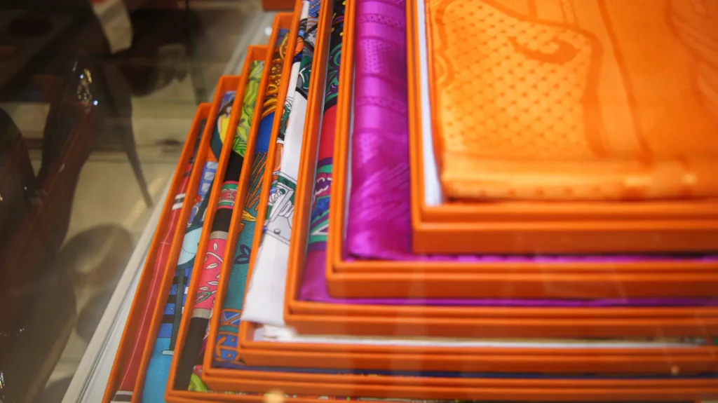Pañuelo cuadrado de seda Hermès desplegado