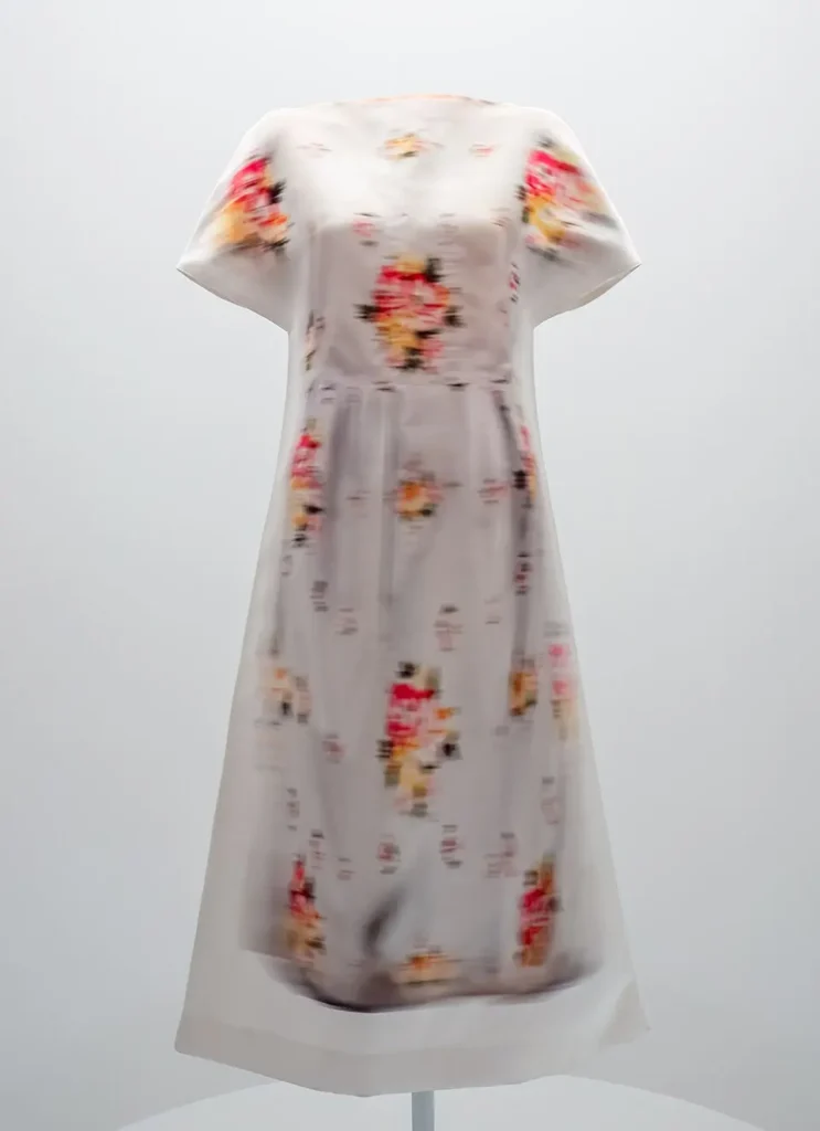 Vestido de Loewe diseñado por Jonathan Anderson expuesto sobre maniquí