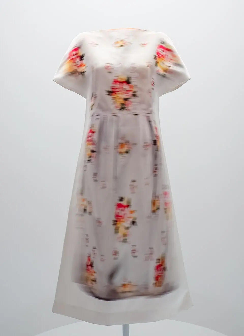 Vestido de Loewe diseñado por Jonathan Anderson expuesto sobre maniquí