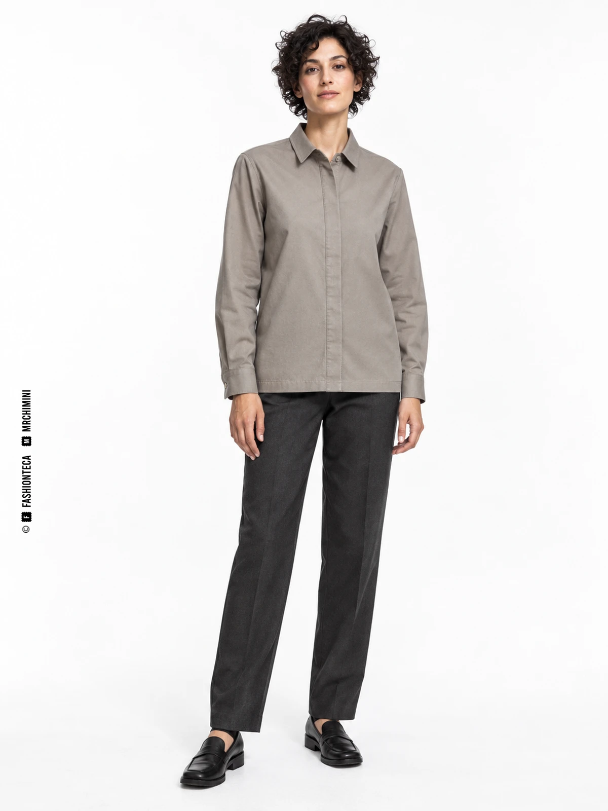 Sobrecamisa gris de referencia, con cuello camisero y manga larga, sobre una modelo.