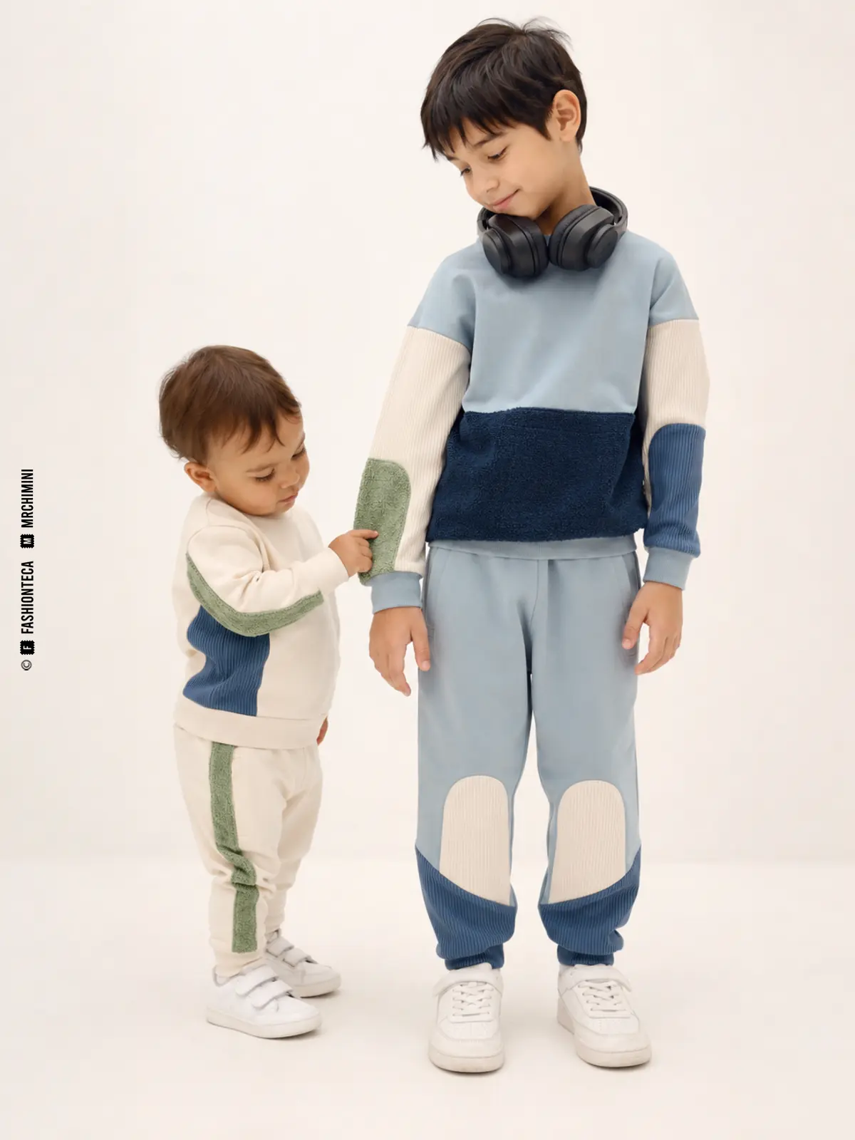 dos niños exploran paneles textiles seguros en ropa sensorial infantil