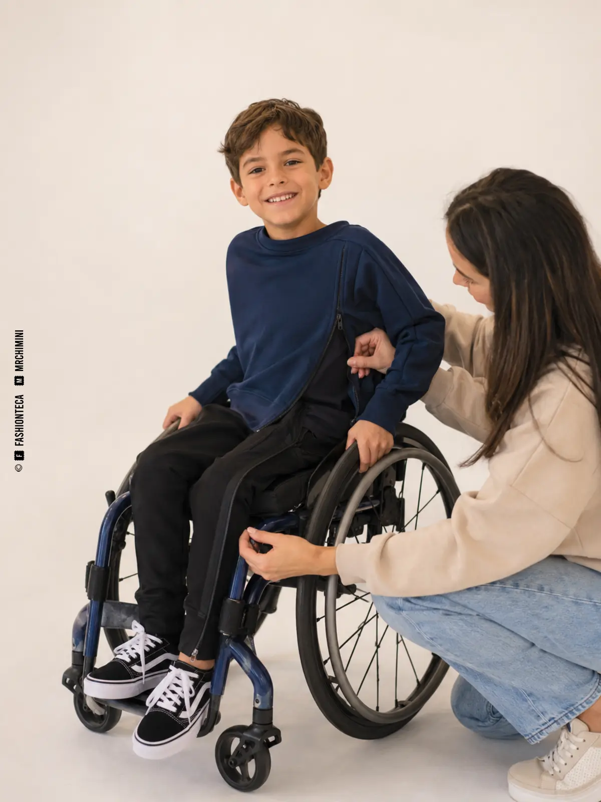niño usuario de silla de ruedas con conjunto infantil de aperturas adaptadas
