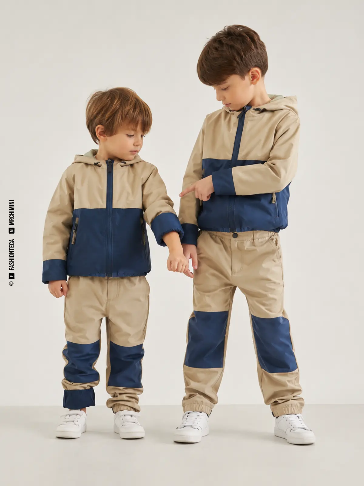 dos niños con prendas evolutivas y puños extensibles visibles