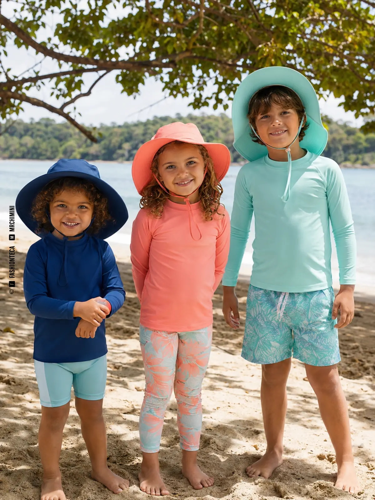 tres niños con ropa de protección solar y sombreros en una playa sombreada