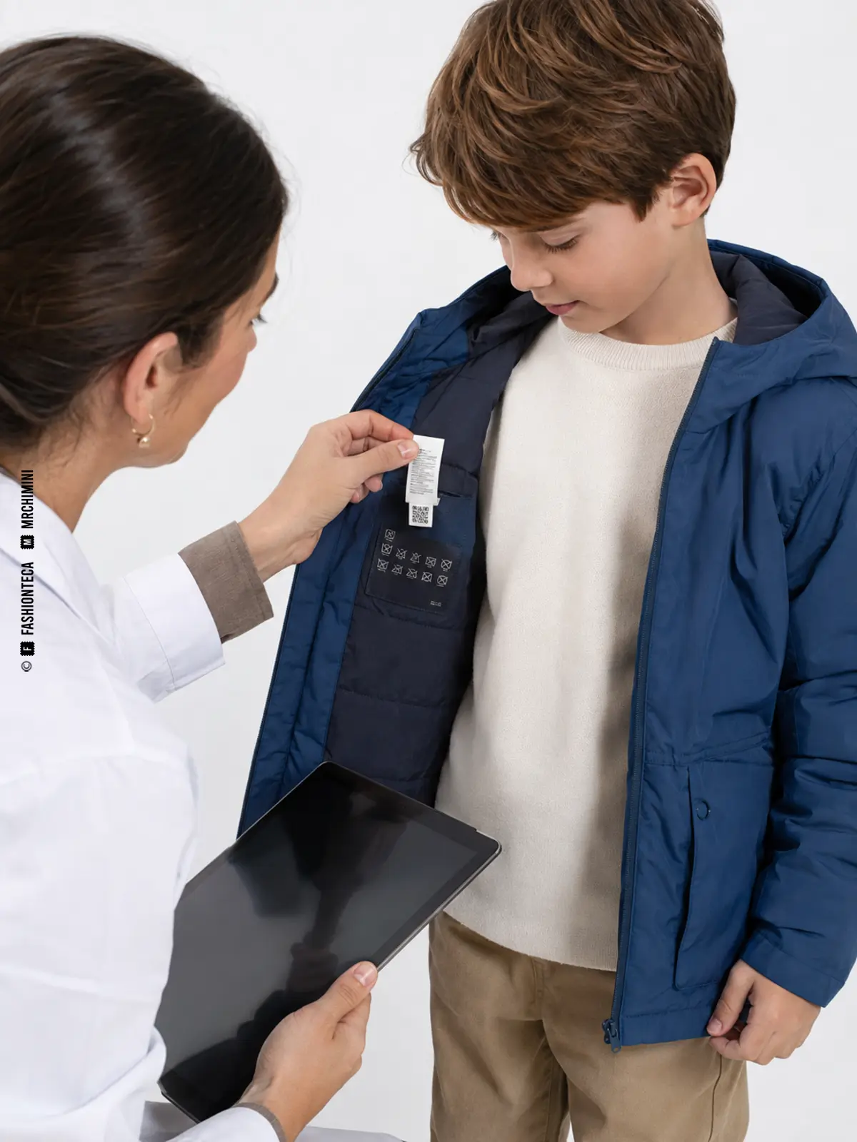 técnica de calidad revisando las etiquetas de trazabilidad de una chaqueta infantil
