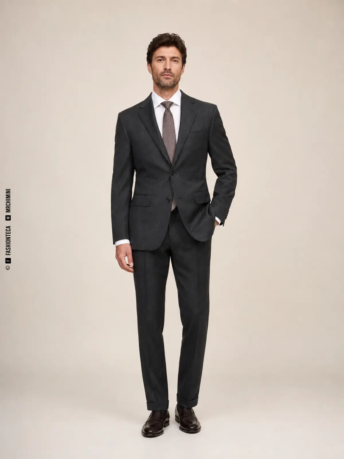 hombre con chaqueta y pantalón de traje gris confeccionados en el mismo paño