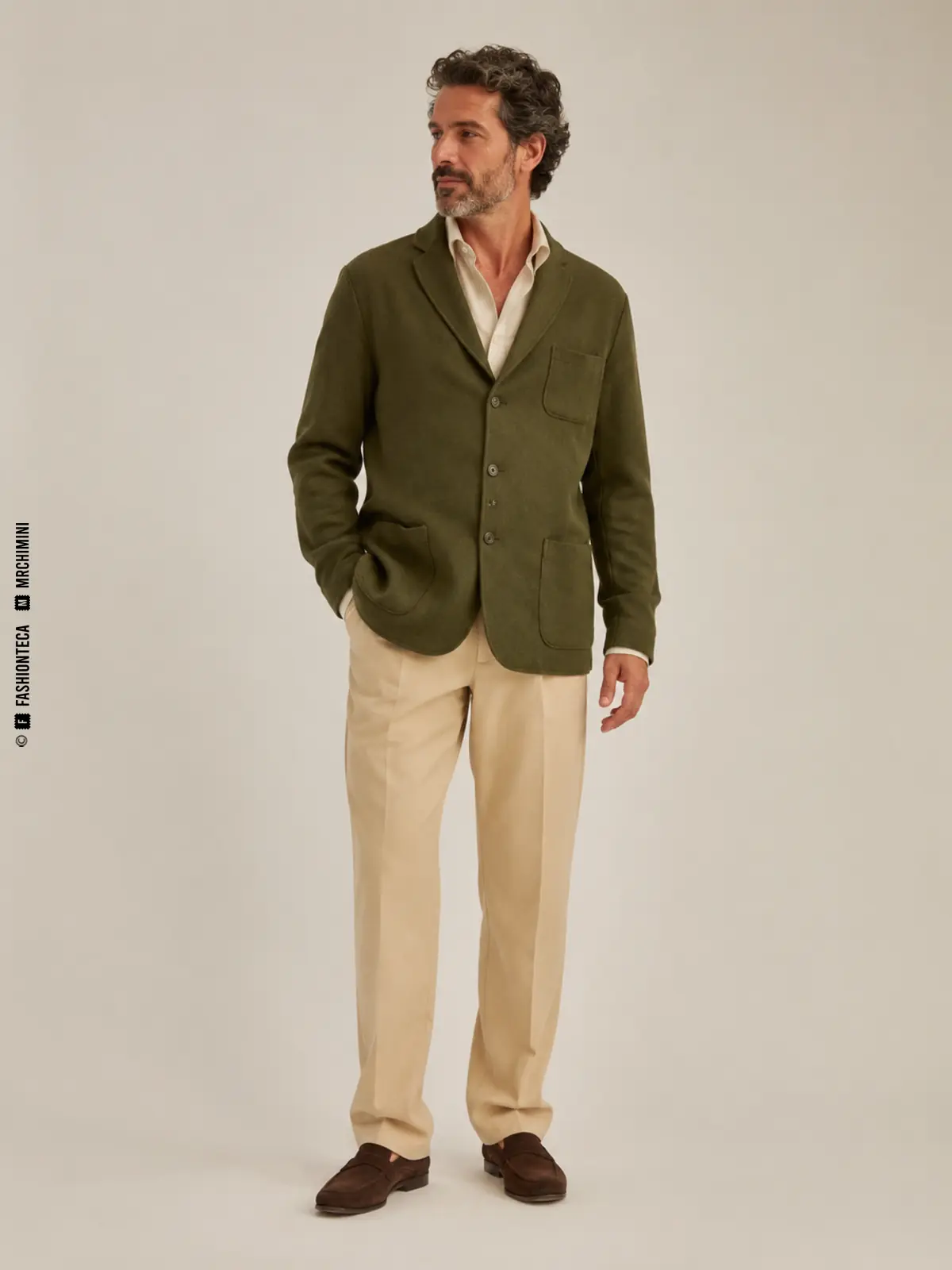 CHAQUETA TEBA — FASHIONTECA™ hombre con chaqueta Teba verde oliva desestructurada y pantalón beige