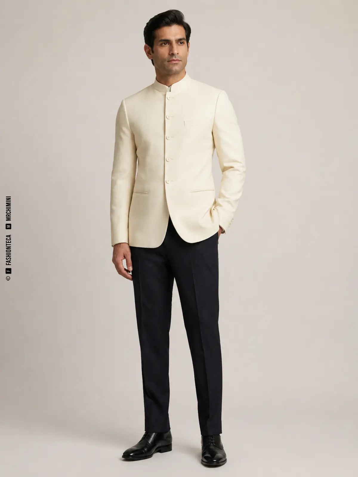 hombre surasiático con chaqueta Nehru marfil de cuello alto cerrado y pantalón oscuro