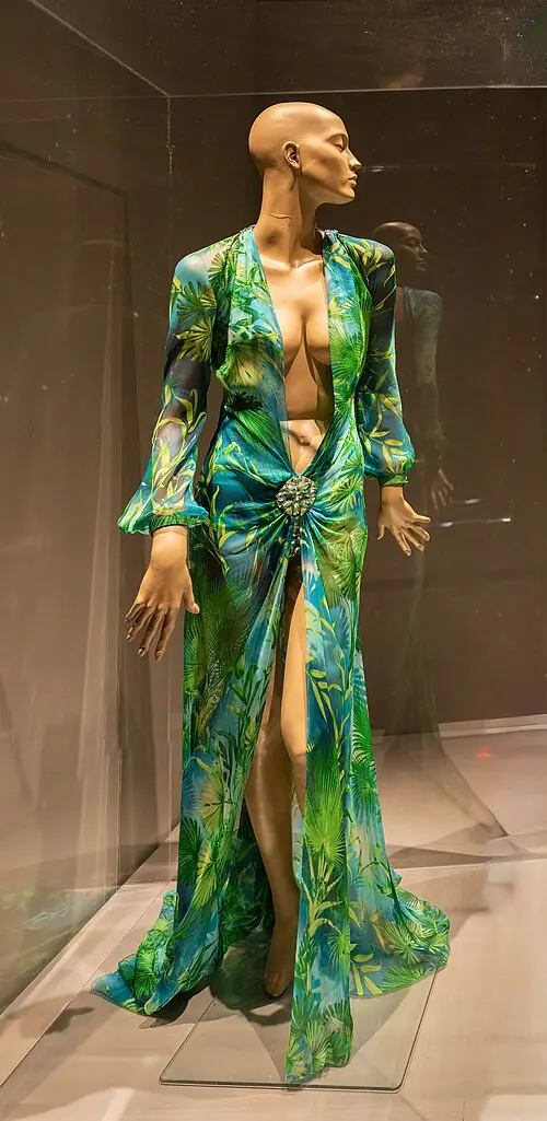 Vestido verde Jungle de Versace expuesto en un museo