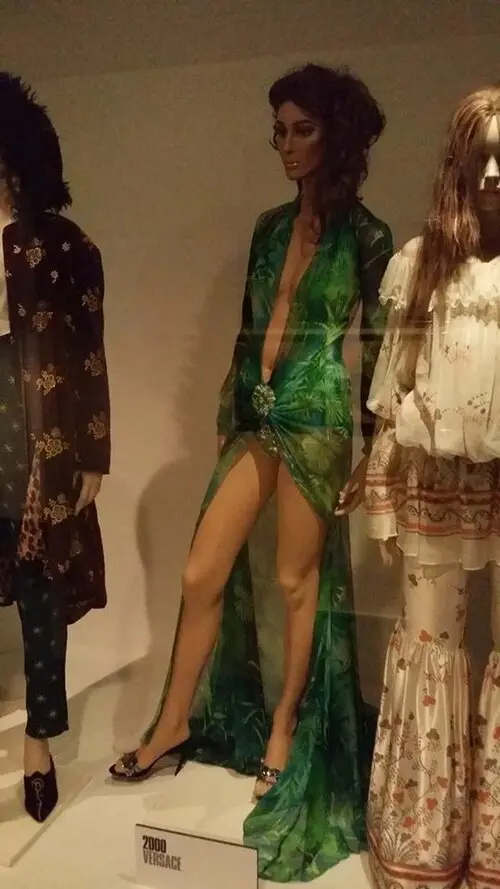 Vestido verde estampado de Versace asociado a Jennifer Lopez